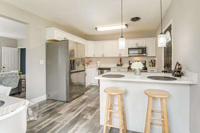 4 Mi to Universities: Quaint Parkville Apartment!