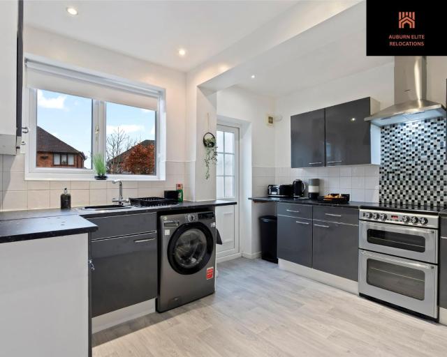 Stylish 3 Bedroom Contractor Stay House in Birmingham B23 near M6 & Fort Dunlop with Free Parking and WiFi