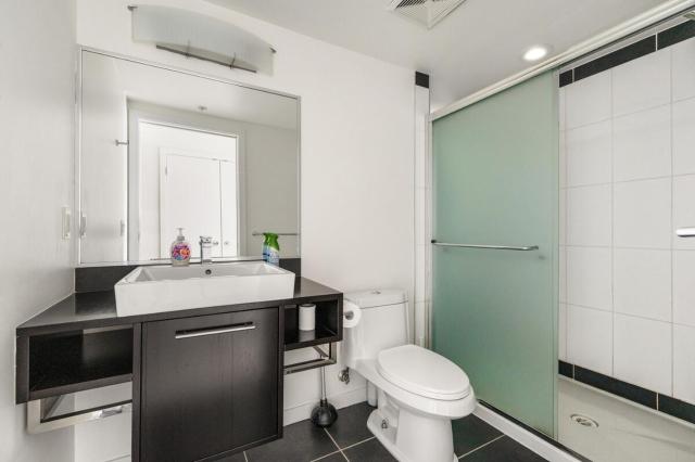 Bright 3BR Downtown Vancouver Condo w Pool & Gym