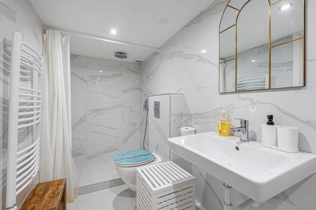Charming Suite & The Hidden Gem on Akacfa str