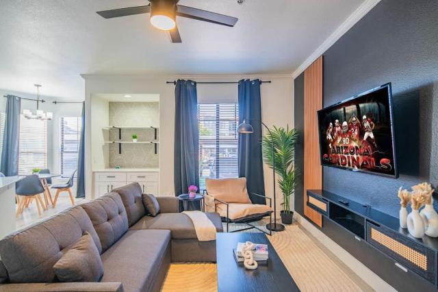 Stylish 2BD KingBed With Pool, Hot Tub, Gym, Parking
