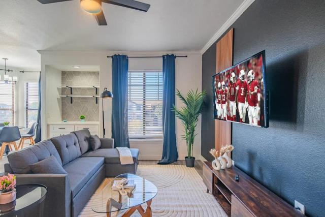 Amiable 2BD King Bed with Pool, Hot Tub, Gym, Parking