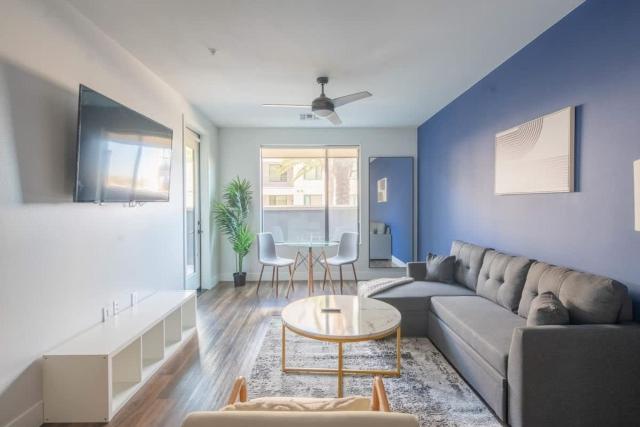 Stylish 1BD - Pool, Gym, Parking, W-D - Sleeps 4
