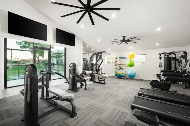 Stylish 2BD - Parking, Gym, Pool - Sleep 8 - 5 Min Casino