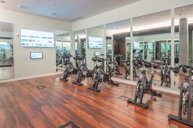 Stunning 1BD - Pool, Gym, Parking, W-D - Sleeps 4