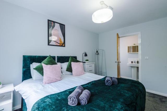 Stunning Townhouse In Salford, Free Parking, Pool Table, Table Tennis, 4Bedrooms