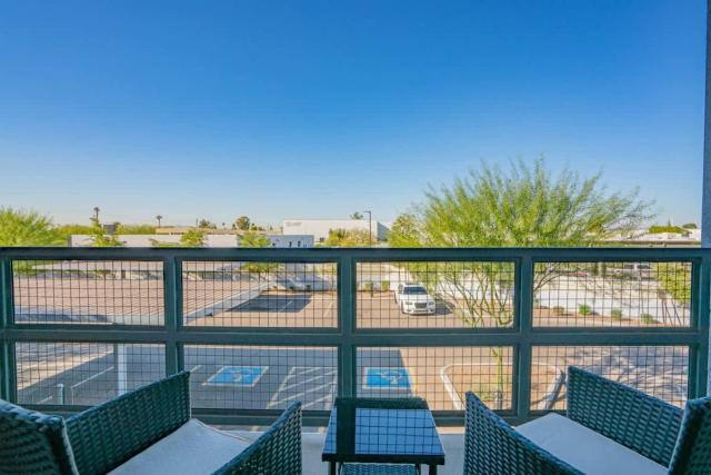 Modern 2BD - Gym, Pool, Parking, W-D - Sleeps 8