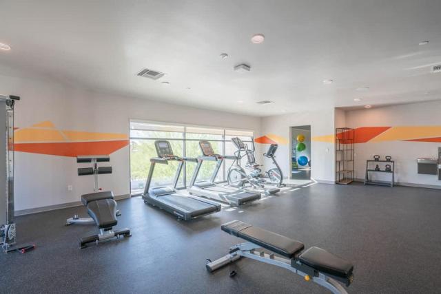 Chic 2BD Pool Gym Parking WD Sleeps8