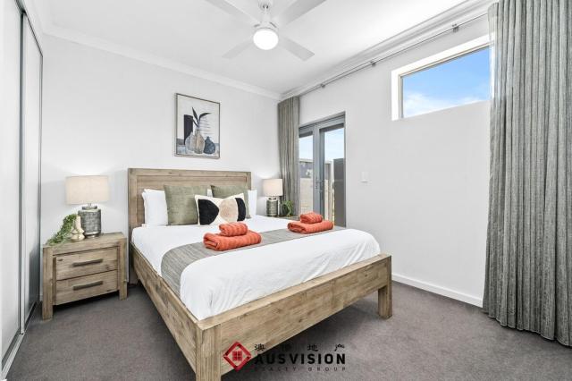 Lakeside Executive Retreat near Westfield Shops