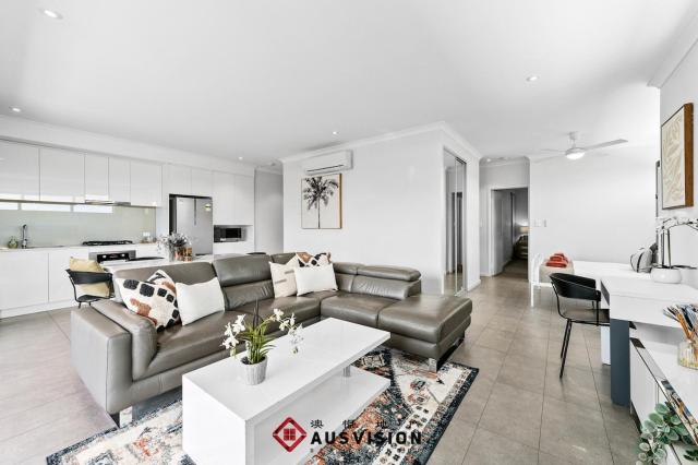Lakeside Executive Retreat near Westfield Shops