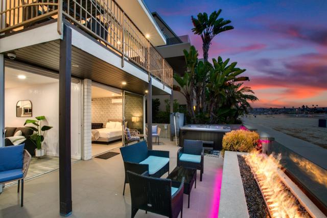 Boardwalk Studio Shared Hot Tub and Patio