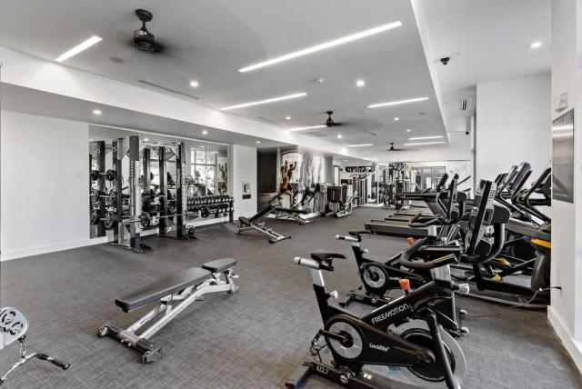 Modern 2BD - 5 Min DT, Gym, Parking, W-D - Sleeps 12