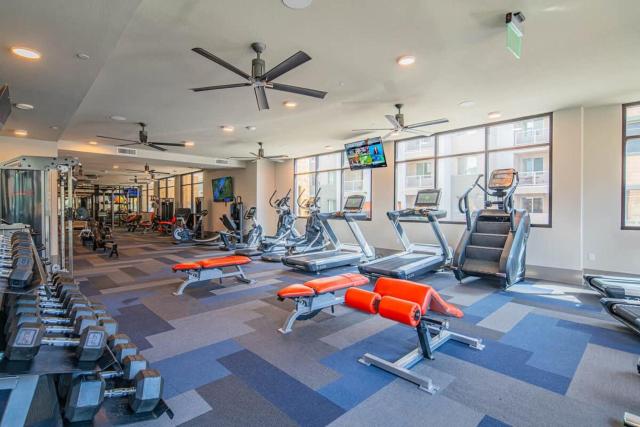 Posh 2BR Kierland Commons, TPC Golf, Pool, Gym, W-D