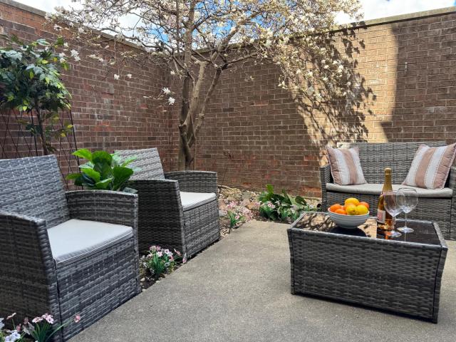 4 Bedroom Home in Best Location Parking Fireplace Back Yard Pets Welcome