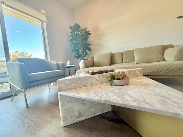 Designer Silver Lake Stylish One Bedroom with Parking