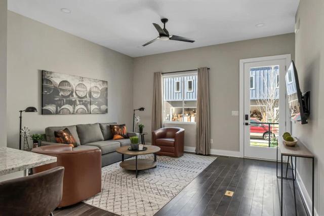 Gorgeous New Nash Home - Rooftop Views - Hot Tub