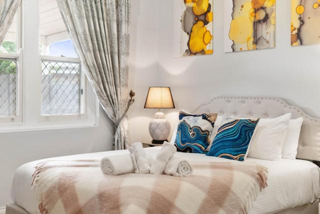 Stylish 2 Bedroom Unit Close to CBD