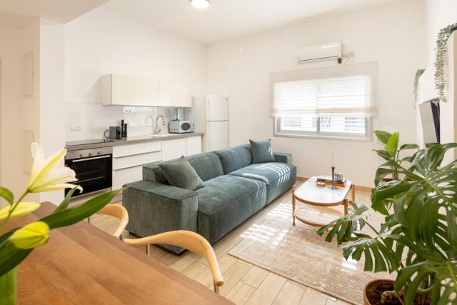 Stylish 3BR Apt w Balcony 5 min Walk from Beach