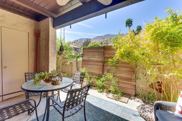 2 Mi to Dtwn Palm Springs: Mtn-View Condo w/ Pool