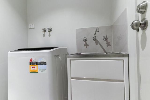 Spacious Point Cook Retreat & Free Parking