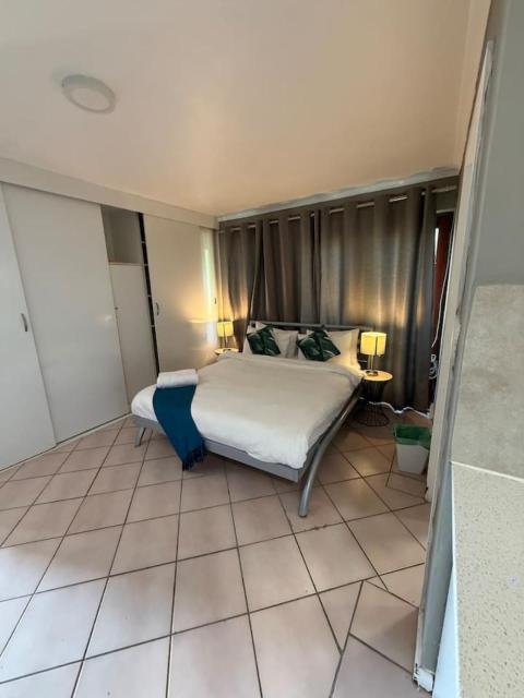 17D - Stylish Spacious Studio Scenic Balcony Views