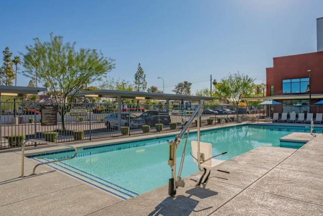 Spacious 1BD - Balcony, Pool, Gym, W-D - Sleeps 4