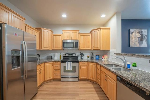 Luxurious 3BD - Gym, W-D, Parking - Sleeps 8