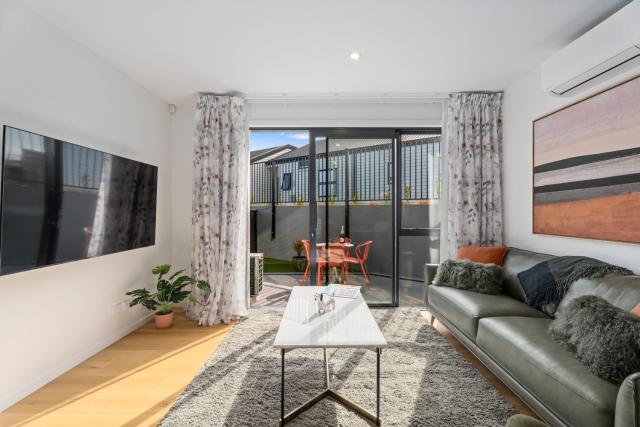 Explore Wanaka - Mountain Views, Riverside Locale Townhouse