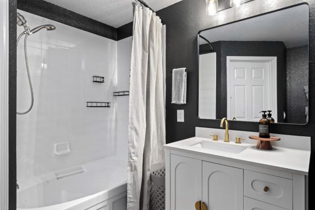 free water park-2 king suites-minutes to parks