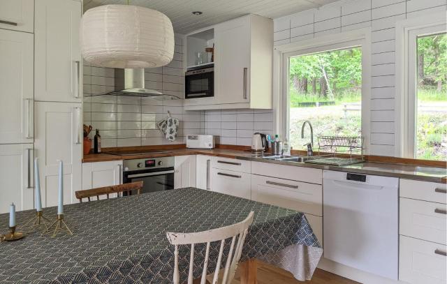 Gorgeous Home In Hovås With Wifi