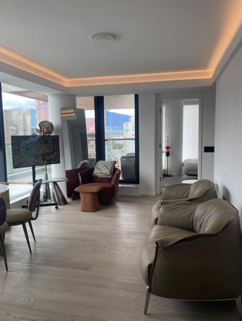 Brand New Modern 2 BR Condo in Heart of Downtown Vancouver