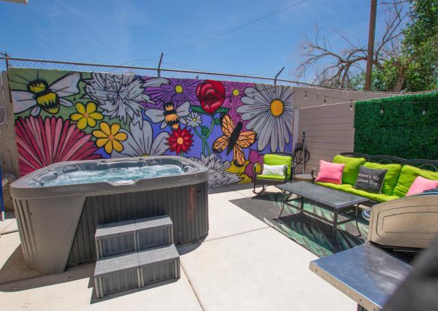 Bohemian ChiC SpaCation-Private HotTub-Close to Downtown-No Pet Fee!