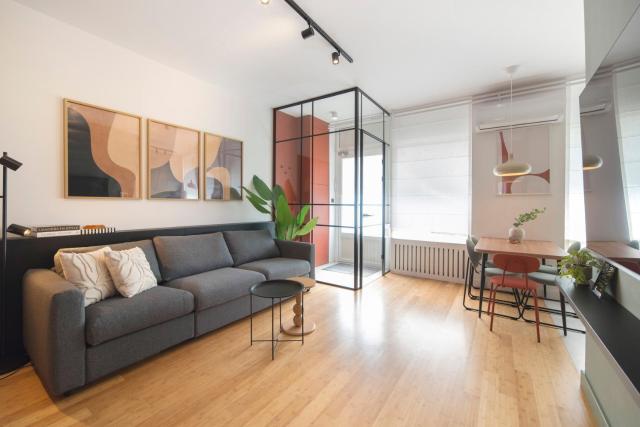 The Minted Wood - Stylish 2-Bedroom Apartment with Parking