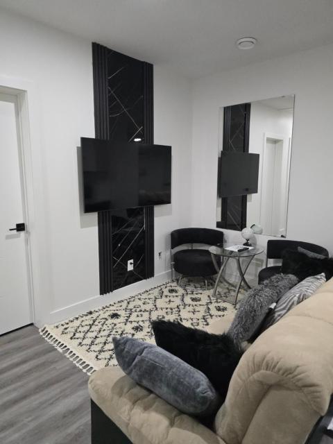 2 bedroom cozy suite in NW edmonton with separate entrance, FreeWifi, driveway Parking, Netflix, AC, airport pickup