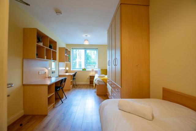 132 - Comfortable 2 Bed - Great Location with parking