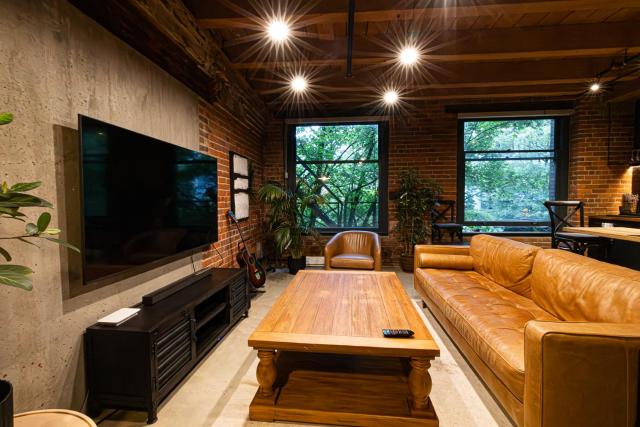 Stylish Industrial Loft - Historic Gastown