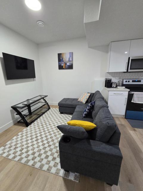 Amazing 2-bedroom house with WiFi in Edmonton