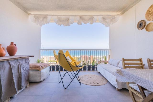 Seaview Apartment in Canet with Rooftop Pool