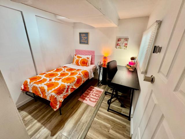 Private Room on the 1st Floor with Shared Bathroom near Airport and Downtown Seattte