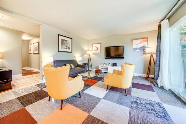 Modern Home Between Seattle, Tacoma & SEA Airport