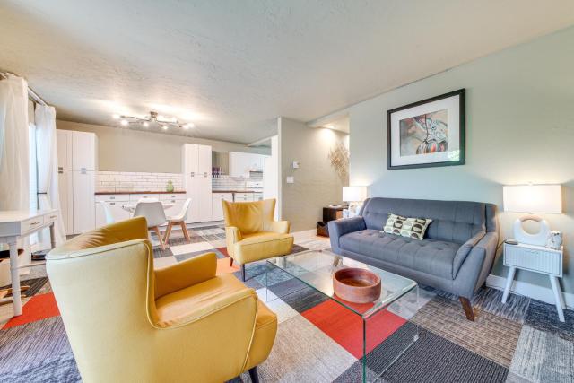 Modern Home Between Seattle, Tacoma & SEA Airport