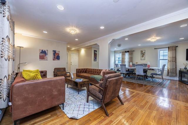 Extremely Spacious Home 10 Mins to The Encore