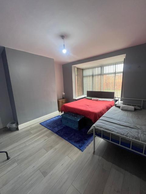Giga Residential 4 Bedrooms, 8 guests , Near City Centre, Arcade Machine, Sky TV, Netflix, Free Wifi, Free Parking