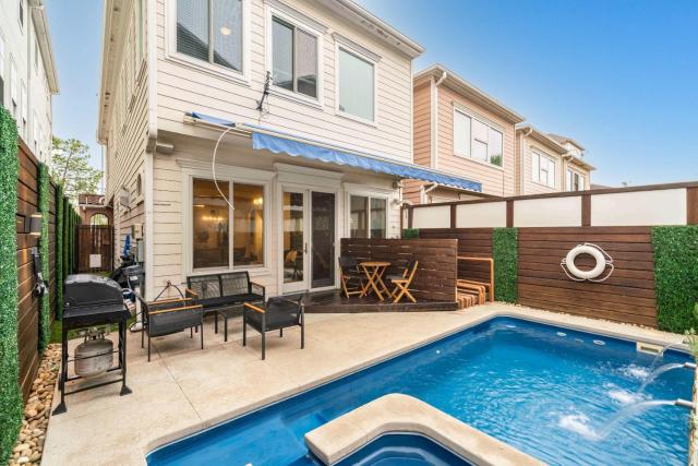 Houston Centrally Located w Backyard Pool Retreat
