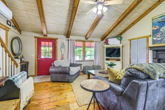 Hike, Swim & Fish: Lakefront Cabin in Roach!