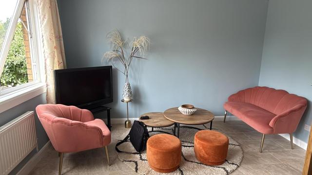 Milton Keynes Central Flat with Full Kitchen, Large Bed, Park View & Lots of Parking by MK City Centre, Shops, Malls, Restaurants, Attractions, Near Hospital SELF-CHECKIN Apartment