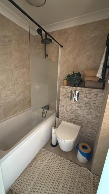 Milton Keynes Central Flat with Full Kitchen, Large Bed, Park View & Lots of Parking by MK City Centre, Shops, Malls, Restaurants, Attractions, Near Hospital SELF-CHECKIN Apartment