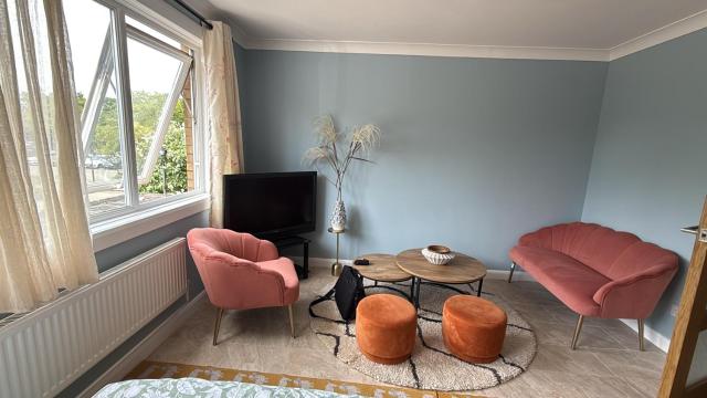 Milton Keynes Central Flat with Full Kitchen, Large Bed, Park View & Lots of Parking by MK City Centre, Shops, Malls, Restaurants, Attractions, Near Hospital SELF-CHECKIN Apartment