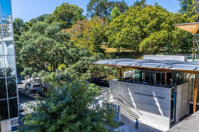 Central Apt with Art Gallery Views and FREE Parking