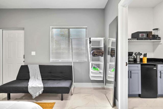 Comfy Studio W Beautiful Space!
